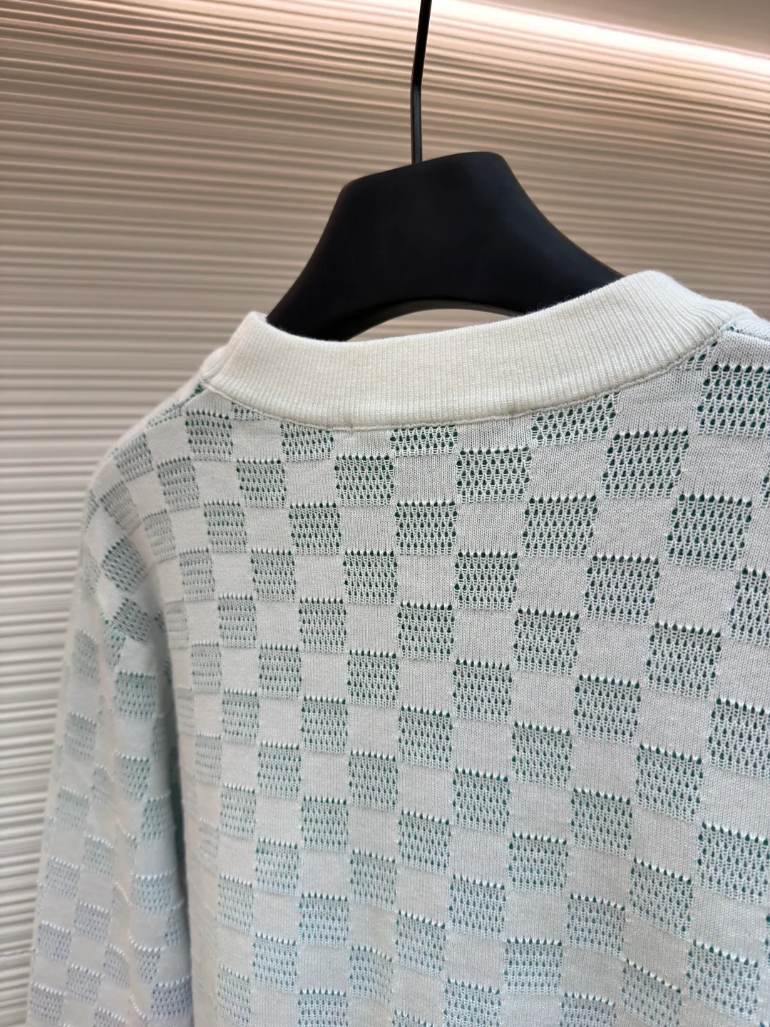 LOUIS VUITTON Checkerboard Gradient Jacquard Sweater ●Original version: Purchased and developed for 12200 ●Item number: 1681959-A85 ●Fabric: 100% cotton ●Technology: Jacquard production ●Color: Gradient color ●Version: Fitted version ●Weight: about 475 grams ●Size: S-M-L-XL ●Description: Made of 80 cotton, 20 wool blended wool. The bottom adopts multi-color inlay weaving method, and the face is imported and woven into a hollow checkerboard pattern, while showing the unique style of gradient technology. Garment washing removes wool residue, leaving the upper body softer. Signature embroidered logo at chest. This cotton long-sleeve sweater is updated with a jacquard mesh knitting technique that embodies the Damier pattern, creating a gradient effect in elegant tones, while adding a sophisticated touch with the Marque L.Vuitton Déposée embroidered patch at the rear. The overall wiring is straight and delicate, the fabric is comfortable and soft, and the color is consistent without color difference. It can be matched with the same style to create a fashionable look and control various occasions. Customized accessories, complete with three standards, same style for men and women!